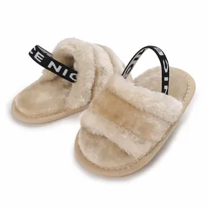 Vue détaillée de sandales en fourrure beige pour bébé avec bride élastique, 0-1 an