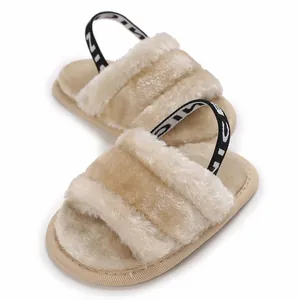 Vue détaillée des sandales en fourrure beige pour bébé avec bride arrière élastique noire