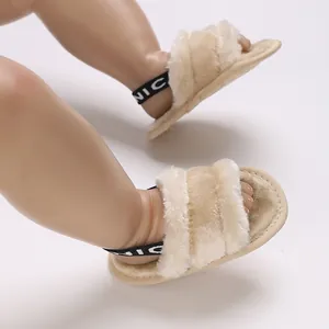 Détail de sandales moelleuses beige pour bébé fille avec bride élastique