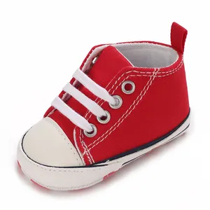 Detailansicht rote Baby-Lauflernschuhe aus Segeltuch mit weißer Gummikappe