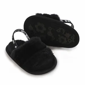Sandales pelucheuses noires pour bébé fille avec bride arrière élastique très douce.
