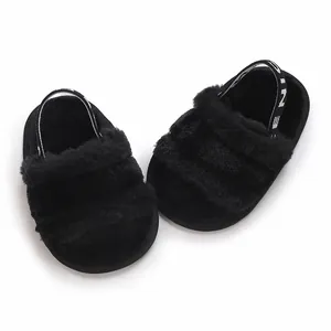 Vue détaillée des sandales en peluche noire pour bébé avec bride arrière élastique.