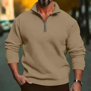 Dettaglio di una felpa casual da uomo color cantiere con cerniera lampo e collo alto