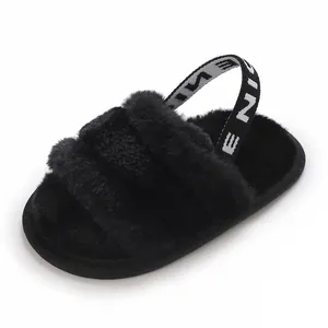Sandales douillettes en fausse fourrure noire pour bébé fille avec bride élastique