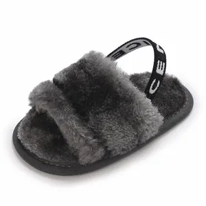 Détail de chaussons bébé en fausse fourrure grise avec bride arrière élastique