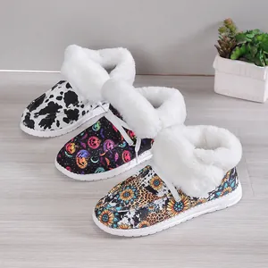 Détail de bottes de neige pour femmes avec doublure en peluche et divers imprimés élégants.