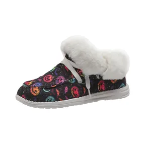 Vue latérale de bottes de neige pour femmes avec motif de citrouille d'Halloween et fourrure.