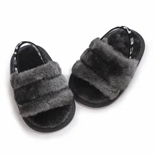 Détail de sandales grises en peluche pour bébé avec bride arrière élastique