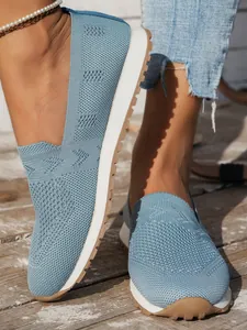 Detailaufnahme des hellblauen Fly-Knit-Materials bei diesen atmungsaktiven Slippern