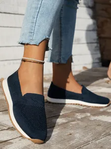 Detailansicht der atmungsaktiven marineblauen Strick-Loafer für Damen mit weißer Sohle.