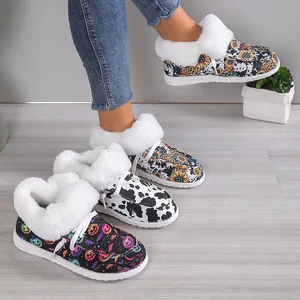 Vue détaillée de trois chaussures d'hiver à motifs avec une épaisse doublure en fausse fourrure