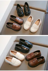 Kollektion von Kinder-Loafers im britischen Stil in den Farben Schwarz, Braun und Weiß