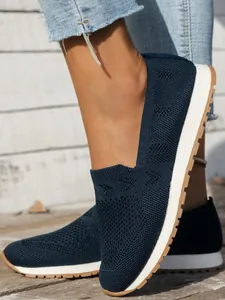 Nahaufnahme von dunkelblauen Strick-Slippern mit atmungsaktiver Textur und Gummisohle