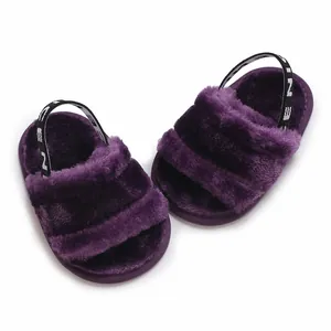 Vue détaillée des sandales en fausse fourrure violette pour bébé avec bride élastique