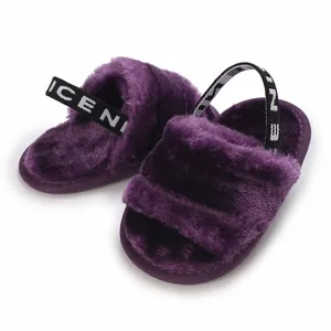 Vue détaillée des chaussons en fourrure violette pour bébé avec sangle ICENI