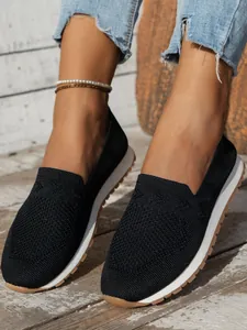 Nahaufnahme von atmungsaktiven schwarzen Strick-Loafers mit bequemer weicher Sohle und Karree-Zehe.