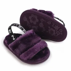 Vue détaillée des sandales violettes à poils pour bébés avec bride arrière élastique