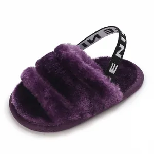 Vue rapprochée de sandales en peluche violettes pour bébé avec une bride arrière élastique souple.