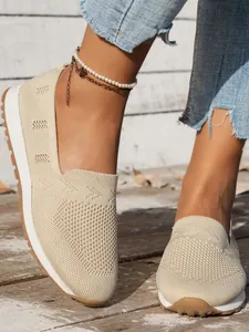 Nahaufnahme beiger, fliegender Web-Flachschuhe mit atmungsaktivem Mesh und eckiger Zehenpartie