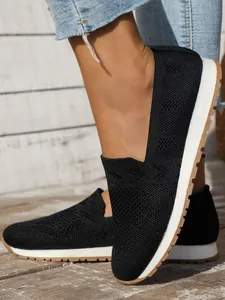 Nahaufnahme von atmungsaktiven schwarzen Fly-knit Slippern für Damen mit eckiger Zehe.