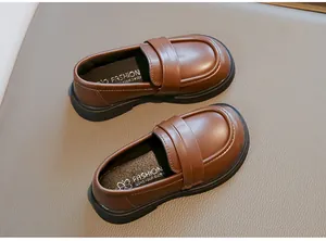 Nahaufnahme von klassischen braunen Leder-Loafers für Kinder mit bequemen weichen Sohlen