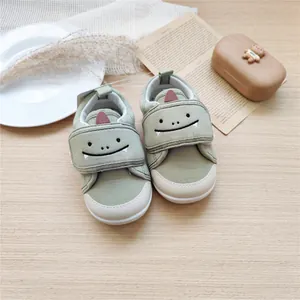 Chaussures souples vert sauge pour tout-petits avec visage de monstre et velcro