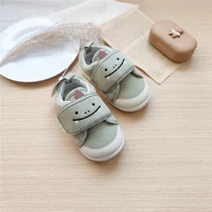 Vue détaillée de chaussures de marche bébé dinosaure vert à semelle souple