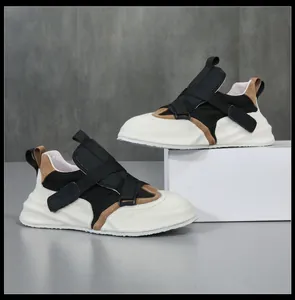 Detailweergave van leren sneakers met golvende plateauzolen en klittenbandsluiting.