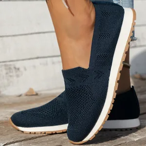 Bequeme marineblaue Fly-Knit Slipper für Damen mit einer weißen flexiblen Gummisohle
