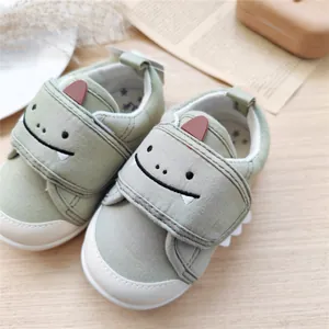 Vue détaillée de chaussures de marche pour bébé à semelle souple avec motif dinosaure