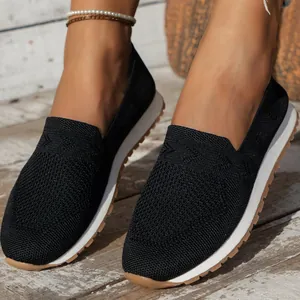 Modische atmungsaktive schwarze flache Slipper mit eckiger Zehenpartie und weicher Sohle