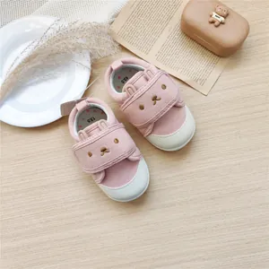 Vue détaillée de chaussures de marche roses pour bébé avec visage d'ours
