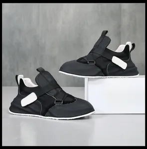 Gedetailleerd zijaanzicht van zwarte leren sneakers met elastische banden