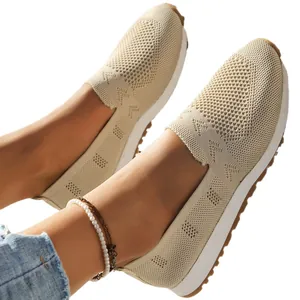 Atmungsaktive beige Fly-Knit Slipper für Damen mit eckiger Zehenpartie und weicher Sohle