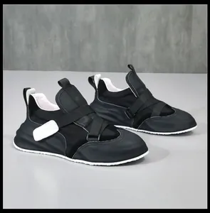 Gedetailleerd overzicht van heren sneakers van zwart leer met klittenbandsluiting.