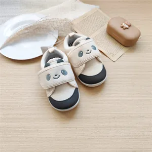 Chaussures de marche pour bébé de couleur crème avec motif panda et semelles souples