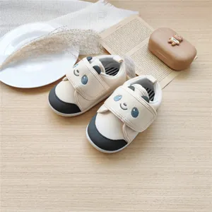Gros plan du joli design panda sur des chaussures de marche pour bébé beige