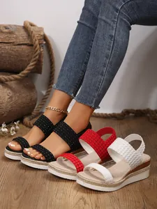 Detalle de la textura tejida en sandalias de cuña con plataforma para mujer en varios colores.