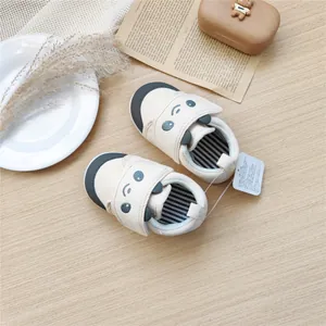Vue détaillée de chaussures pour bébés panda crème avec semelles souples et velcro