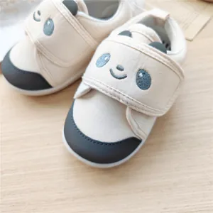 Détail de chaussures de marche souples pour bébé avec panda brodé et velcro