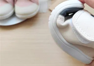 Vue détaillée montrant la semelle souple et flexible des chaussures de bébé beige