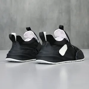 Stijlvolle zwarte leren herensneakers met witte zool en unieke klittenbandsluiting
