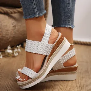 Elegantes sandalias de cuña tejidas blancas para mujer con plataforma ligera para la playa