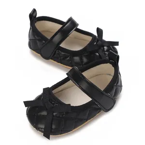 Primer plano de zapatos Mary Jane para bebé negros acolchados con lazo y velcro