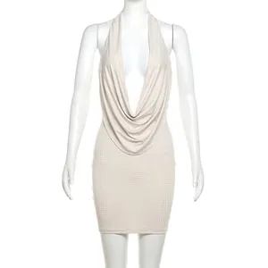 Vue de face d'une robe mini moulante à dos nu beige avec col bénitier sur un mannequin blanc