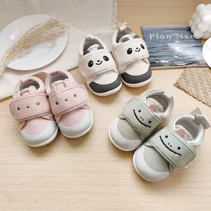 Chaussures de marche bébé à semelle souple avec motifs animaux et velcro