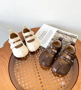 Elegantes zapatos Mary Jane para bebé en cuero sintético beige y marrón con punta