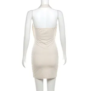 Vue arrière d'une robe moulante dos nu beige chic sur un mannequin blanc
