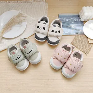 Chaussures de marche souples pour bébé avec motifs de dessins animés et bandes velcro