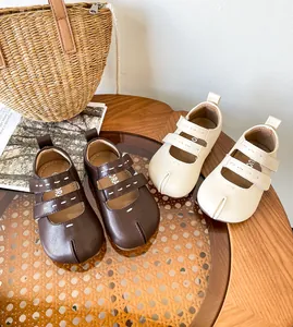 Zapatos Mary Jane para niña pequeña en marrón y crema con diseño de tira de velcro
